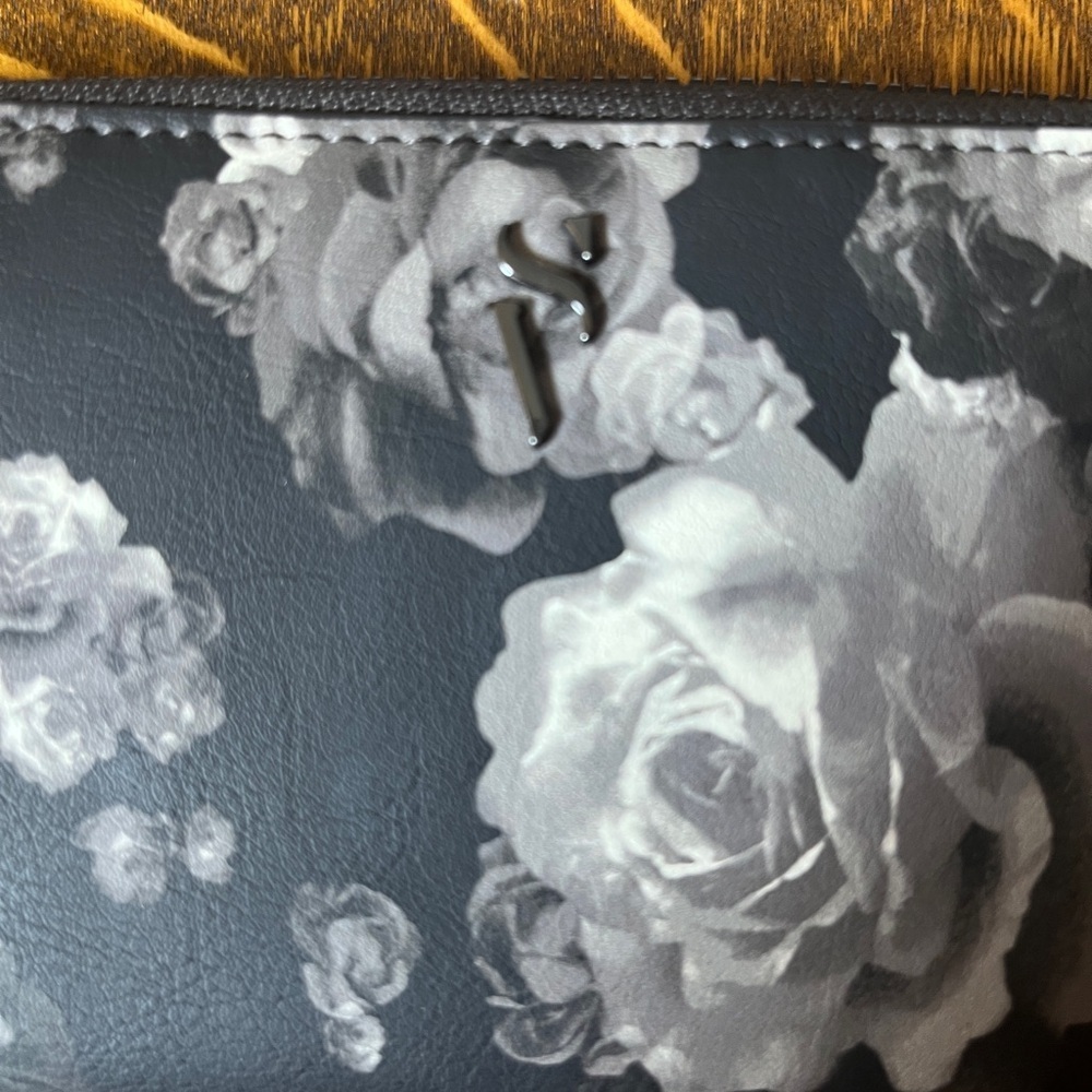 Vera Wang Black and Gray Rose Wallet - Picture 2 of 8